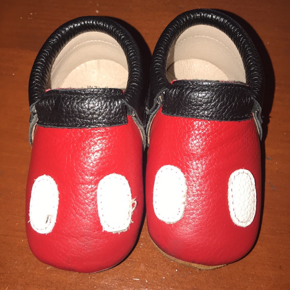 “Mickey Mouse” Monkey Feet